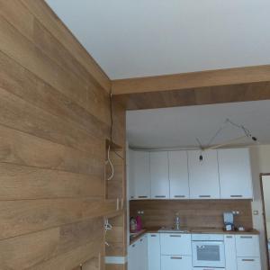 Стена с ламиниран паркет