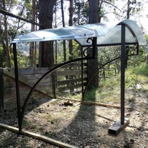 Навес над входна врата.