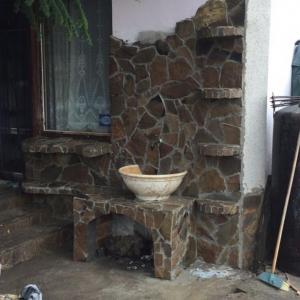 Външна мивка с камък