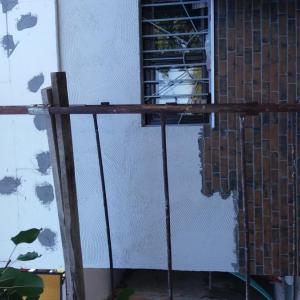 Топлоизолация и облицовка на първия етаж с плочки.