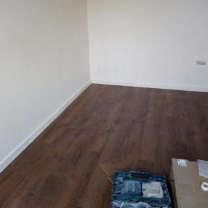 Поставяне на ламинат + прагове, боя на стени