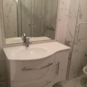 Монтаж на мивка, шкаф и огледало