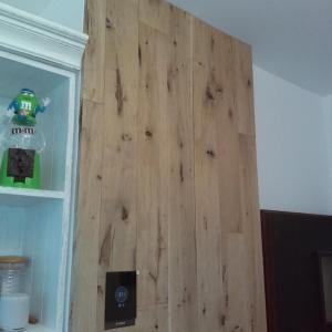 Стена с естествен (масивен) паркет