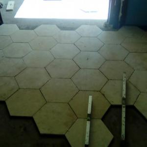 Настилка от шестостенни варовикови плочи тип "пчелна пита"
