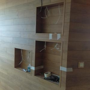 Стена с ламиниран паркет