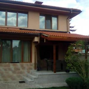 Изграждане на навес с дървена конструкция над веранда