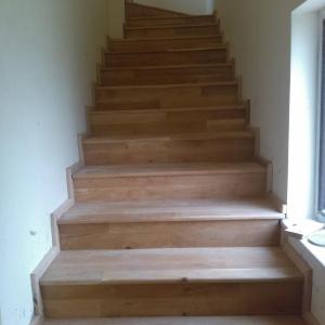 Стълбище от естествен (масивен) паркет