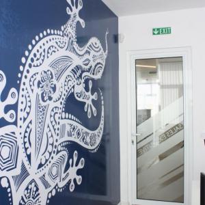 Печат и монтаж на фолио за стени