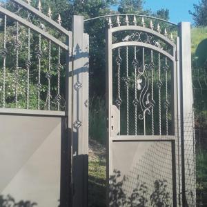 Метална врата