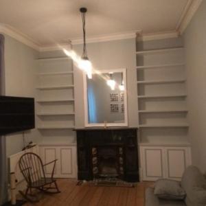 Рафтове и шкафчета коло камината