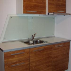 Кухня със стъклен гръб