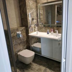 Вградена тоалетна и плочки