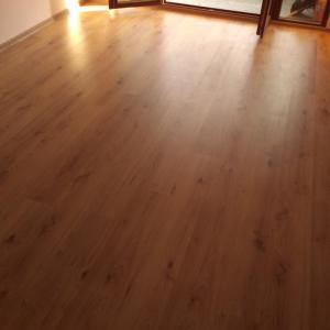 След саморазливна замазка Baumit поствяне на ламинат