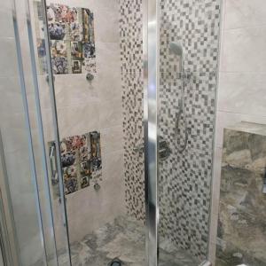 Вграден душ и монтаж плочки