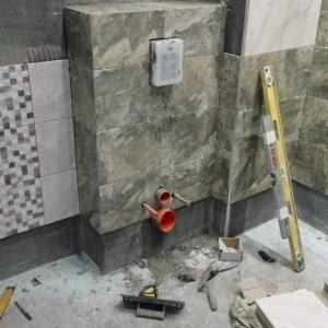 Вградена тоалетна и плочки