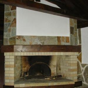 Камина с вградена тухлена пещ.