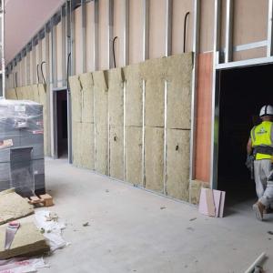 Стена в хале