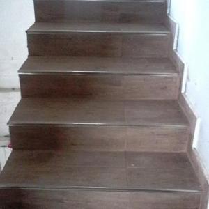 Изграждане и облицовка на вътрешни стълби.