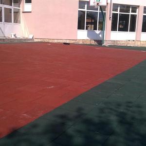 Изграждане на спортни площадки с ударопоглъщаща каучукова настилка на плочи