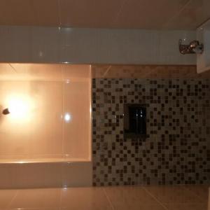 Тоалетна вградено казанче, плочки, монтирана санитария.