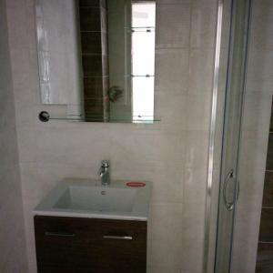 Монтаж на мивка и душ кабина в баня