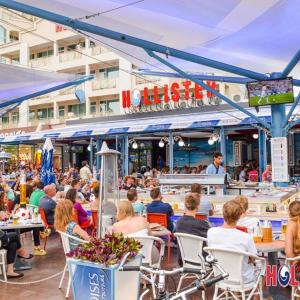 Масивни чадъри пред Hollister - Слънчев Бряг