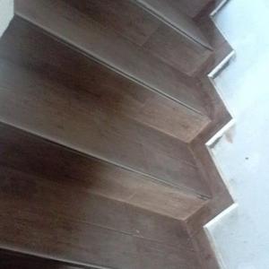 Изграждане и облицовка на вътрешни стълби.