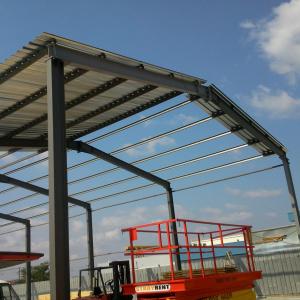 Навес с масивна метална конструкция и покритие от ЛТ-ламарина