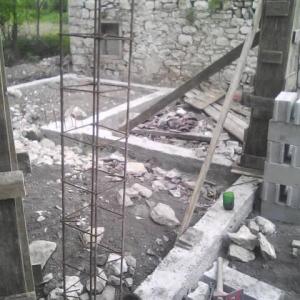 Пояси над основите за вдигане нивото на къщата против влага