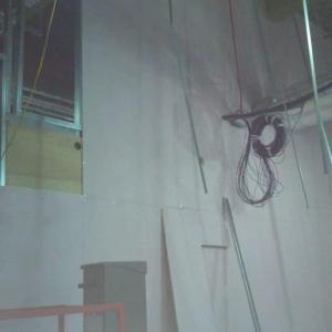 Стена в хале