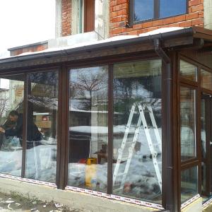 Дървен навес, остъклен с PVC дограма в гр. Панагюрище