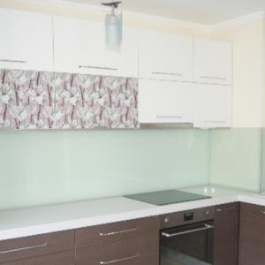 Кухня с плот от технически камък