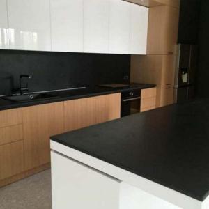 Кухня с плот от технически камък