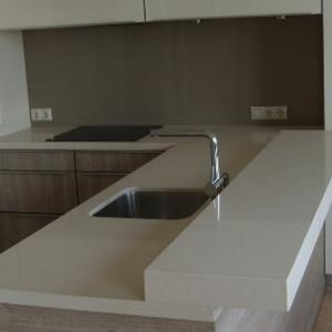 Кухня с плот от технически камък