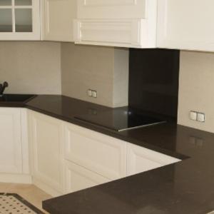 Кухня с плот от технически камък