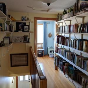 Коридор – нестандартен вариант за съхранение на книги