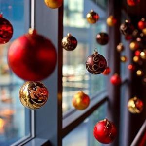 Топките на прозорците за зимните празници винаги изглеждат оригинално
