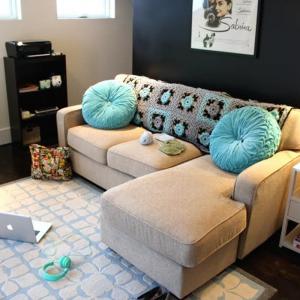 Сложете голямо огледало и обърнете внимание на декоративните елементи