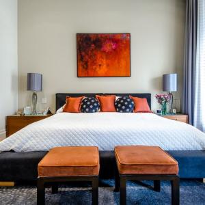 Декориране на стените в спалнята със стенописи и картини