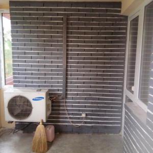 Боядисване на тухли.