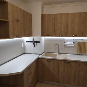 Кухня в дървесен цвят