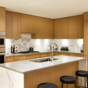 Кухненски шкафове с ефект дърво