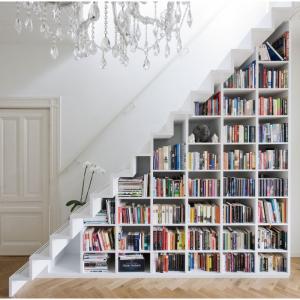 Превърнете стълбите в приказна библиотека