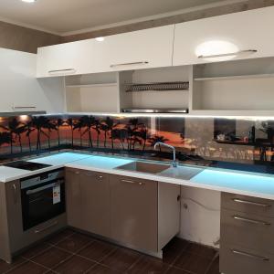 Кухня в гланц с принт стъкло