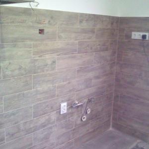 лепене на плочки в кухня и подготовка за кухненски шкафове