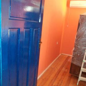 Боядисване след пожар в помещението.