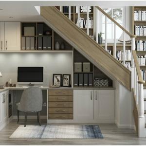 Домашен функционален и компактен офис под вашетo стълбище