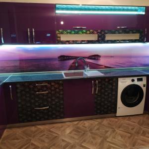 Кухня в лилаво и черно