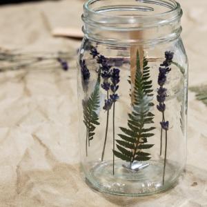 Стъпка 2: Добавете сухите цветя