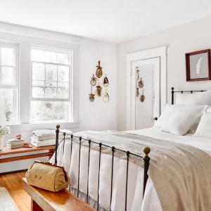 Спалня в бяло - семпло, изчистено и много красиво!